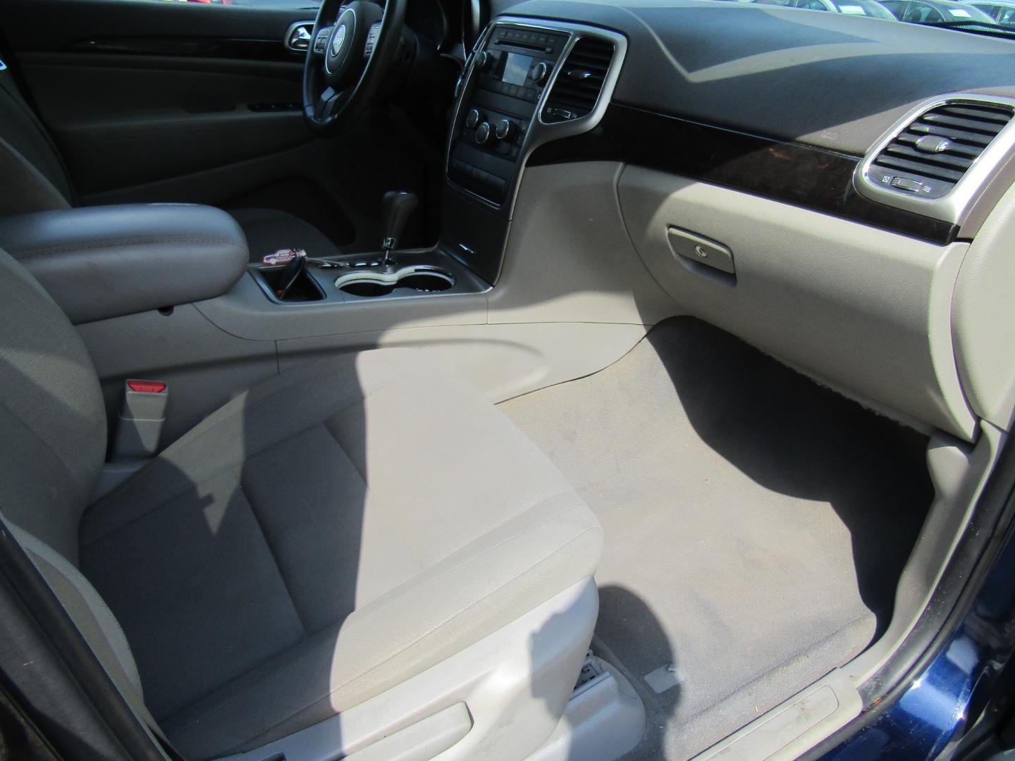 2013 Blue /Tan Jeep Grand Cherokee Laredo 2WD (1C4RJEAG1DC) with an 3.6L V6 DOHC 24V engine, Automatic transmission, located at 15016 S Hwy 231, Midland City, AL, 36350, (334) 983-3001, 31.306210, -85.495277 - Photo#9